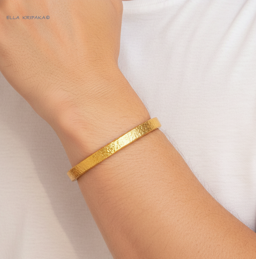 Hammered 24k gold 9999 gold bangle thick bracelet Ancient Rome style on man's hand, forged 24k gold jewelry, artist-jeweler 'Ella Kripaka'
