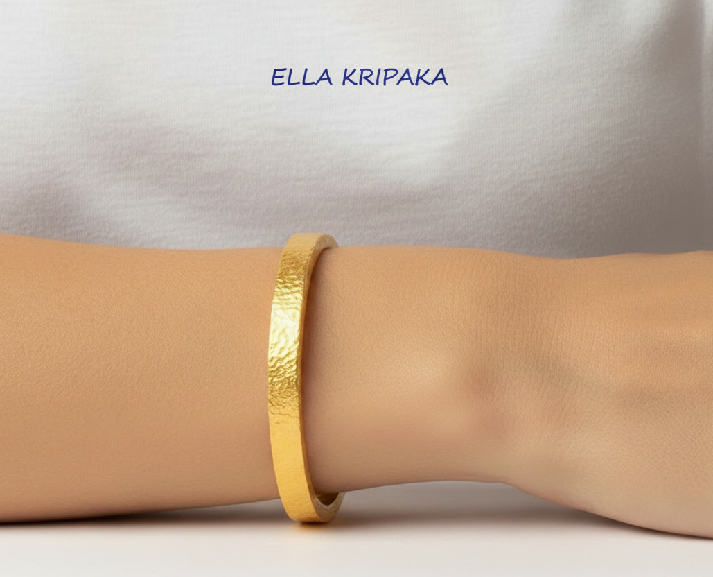 Hammered 24k gold 9999 gold bangle thick bracelet Ancient Rome style on woman's hand, forged 24k gold jewelry, artist-jeweler 'Ella Kripaka'